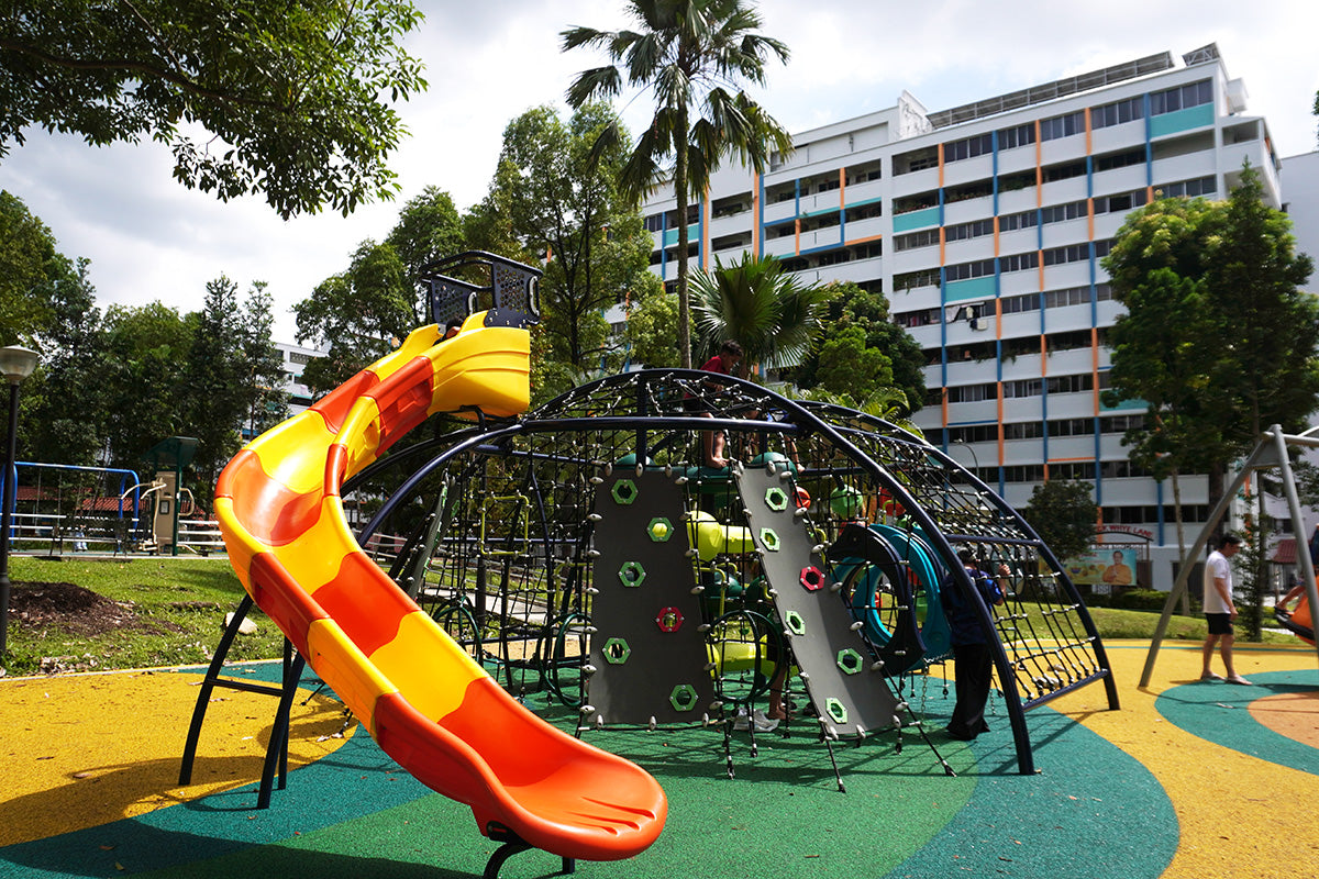 Full Moon dome-shaped net climber with a top slide offering children a safe, dynamic, and engaging climbing experience.