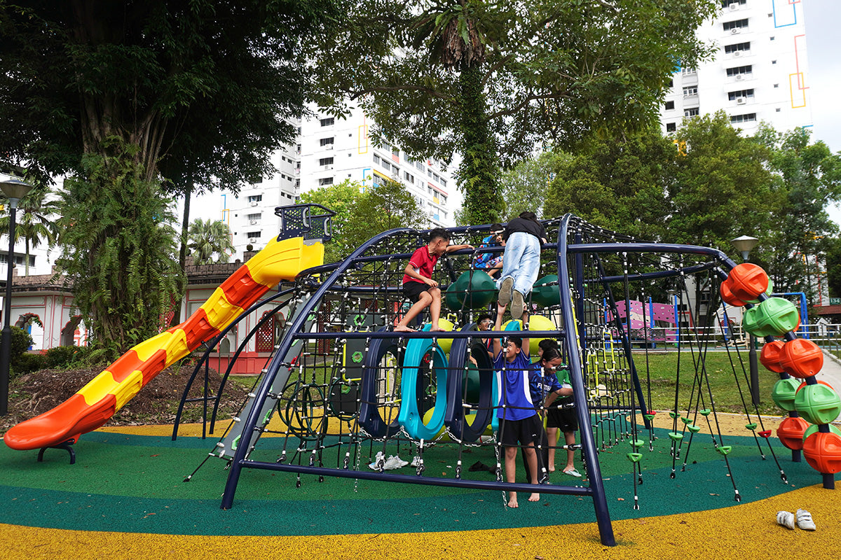 Full Moon dome-shaped net climber with a top slide offering children a safe, dynamic, and engaging climbing experience.