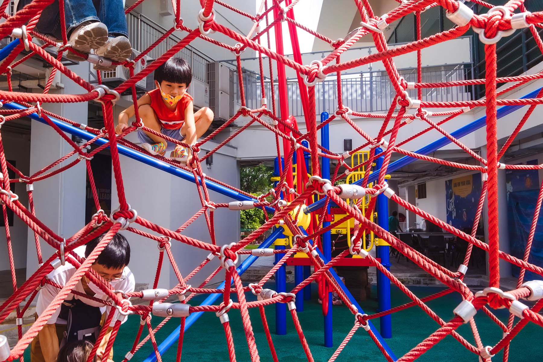 Berliner Spaceball, a 3D climbing structure, fosters psychomotor skill development, problem-solving, and active play.