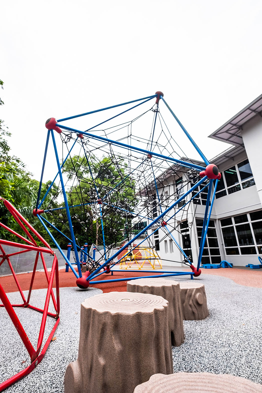Berliner Spaceball offers three-dimensional climbing opportunities, enhancing psychomotor skills and social interaction.