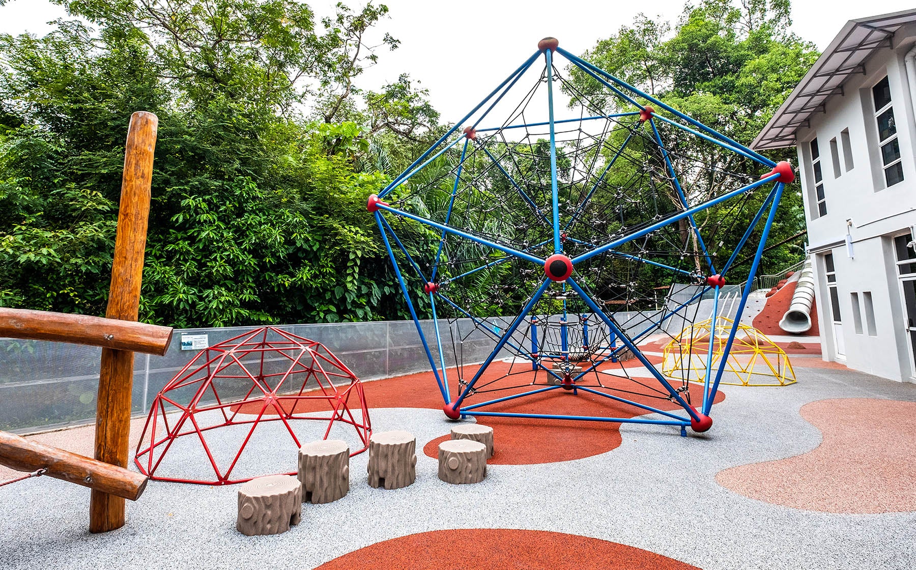 Berliner Spaceball offers three-dimensional climbing opportunities, enhancing psychomotor skills and social interaction.