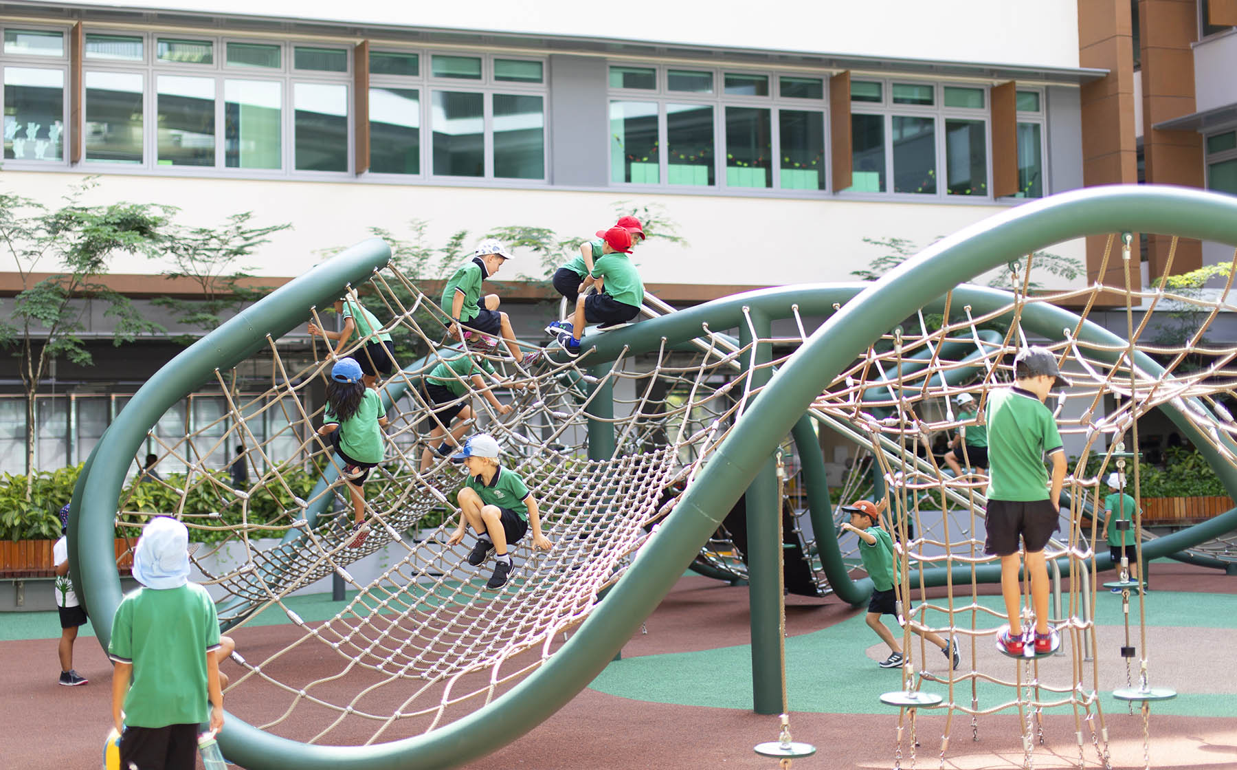 Berliner wave-shaped 'Shout' sculpture with planar nets, tunnels, and climbing rings for dynamic play experiences.