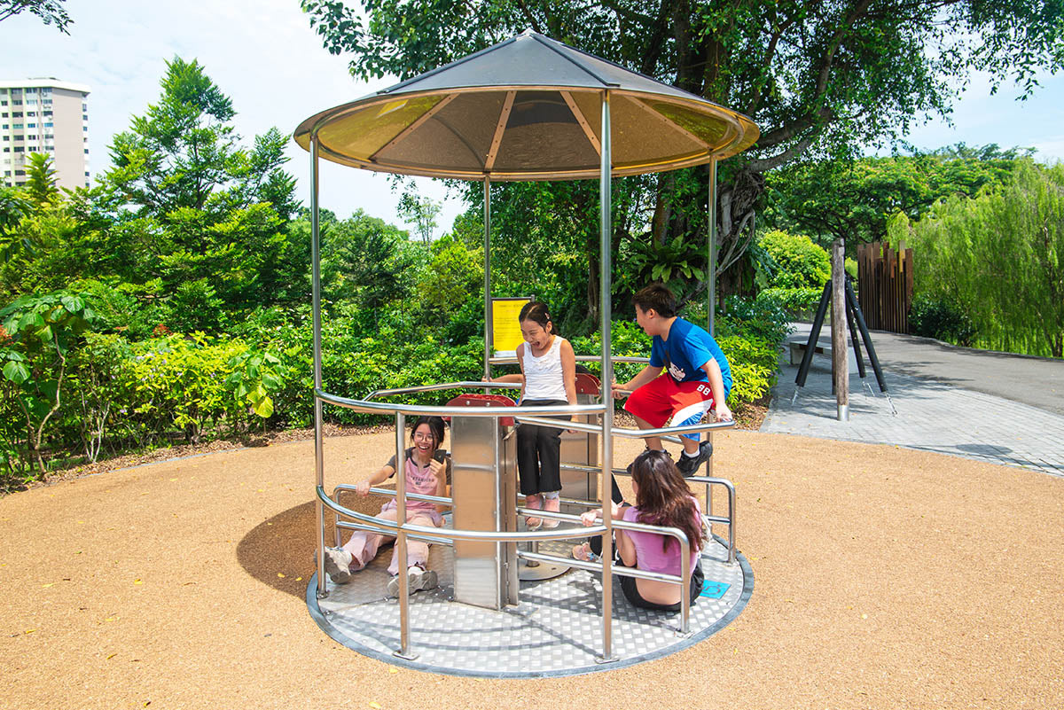 This merry-go-round allows children to have fun while enjoying the spinning motion and dizzying effect.
