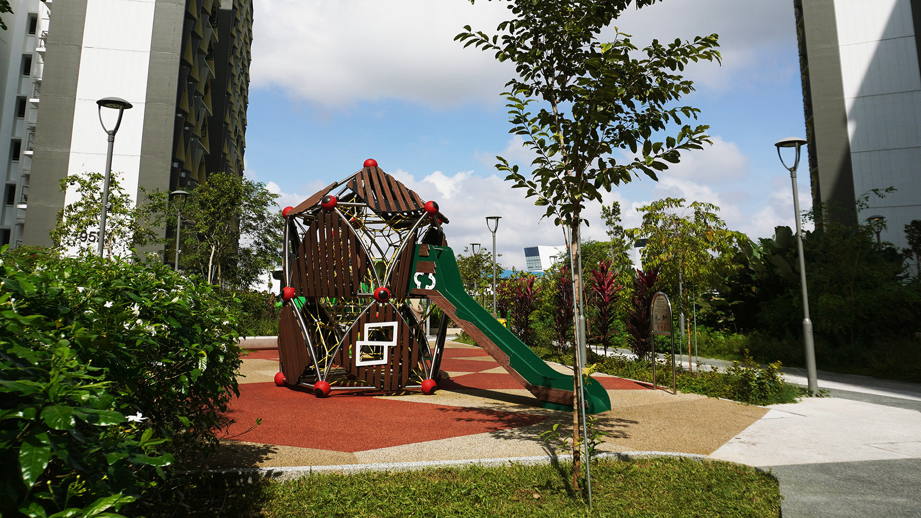 Berliner Boo rope playhouse features a space net and bamboo panels, offering children a dynamic climbing adventure.