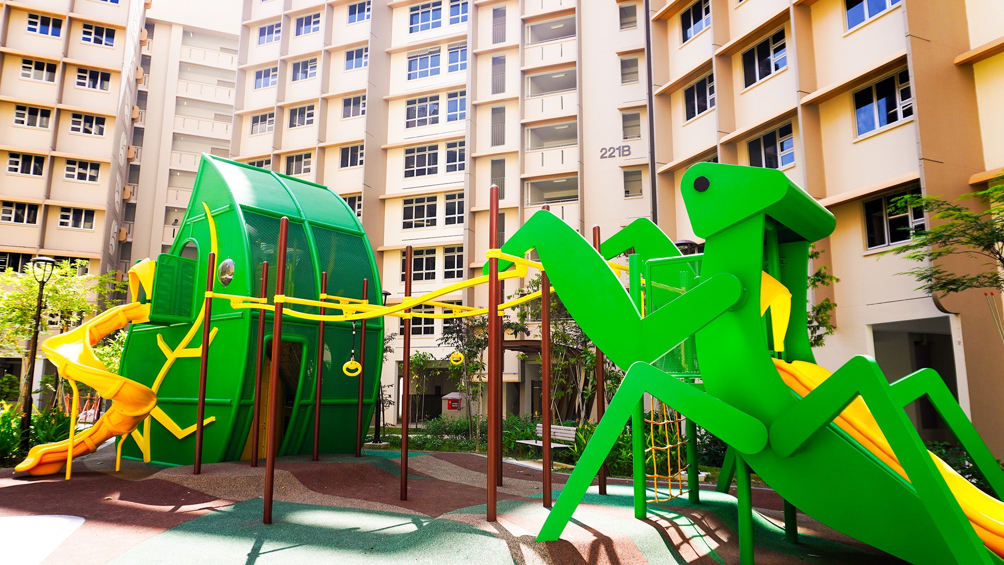 This design features a praying mantis structure that links to a leaf-shaped play area via an exciting roll glider.