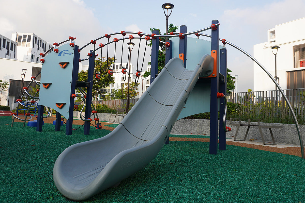 Tengah Parc Clover playground features a slide and climbing components supporting children’s hand-eye coordination.
