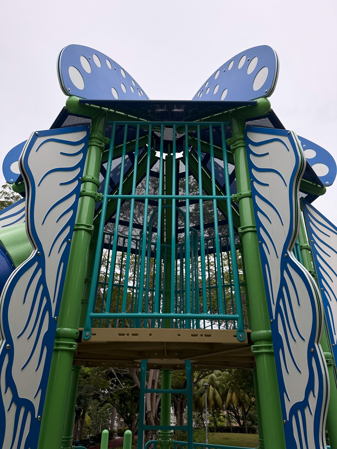 Sea Shell Park Miracle Mega Rower features a jellyfish-inspired design for fun, engaging and dynamic outdoor adventure.