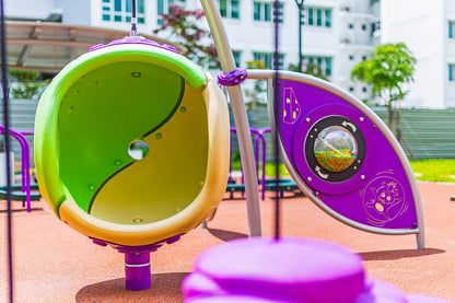 This coconut-shaped equipment provides a cozy space for children to spin and relax in a comfortable environment.