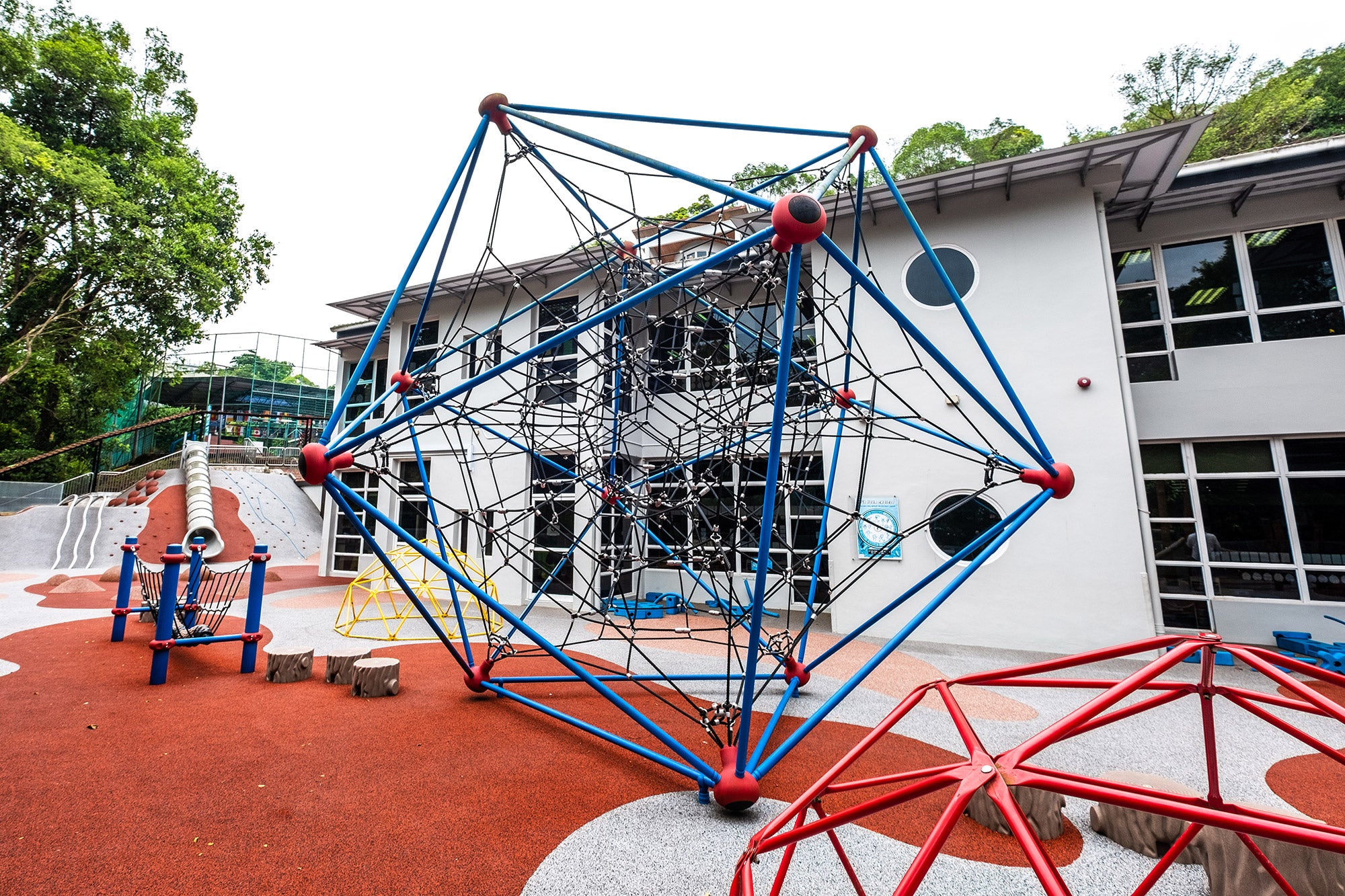 Berliner Spaceball offers three-dimensional climbing opportunities, enhancing psychomotor skills and social interaction.