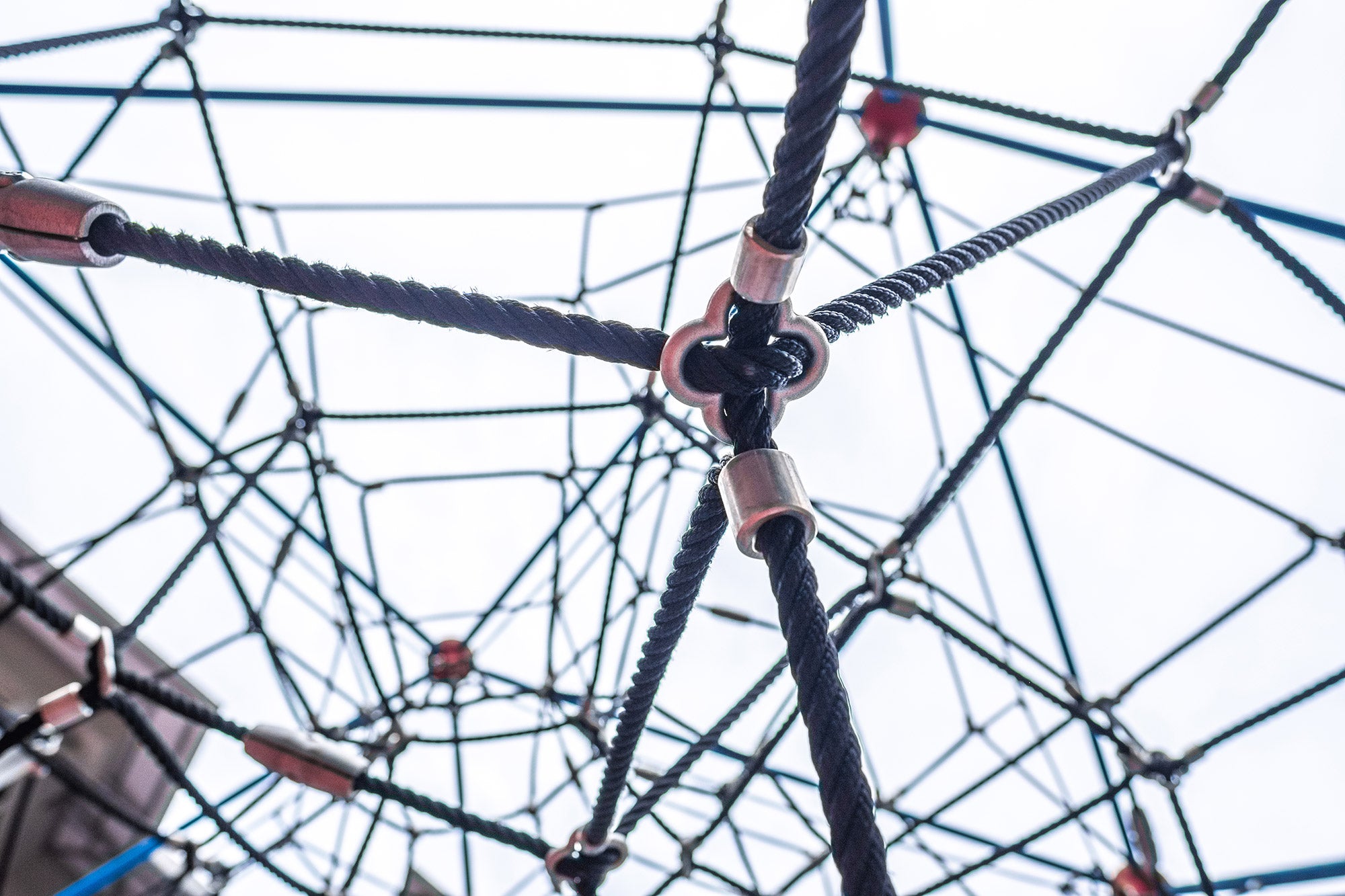 Berliner Spaceball offers three-dimensional climbing opportunities, enhancing psychomotor skills and social interaction.