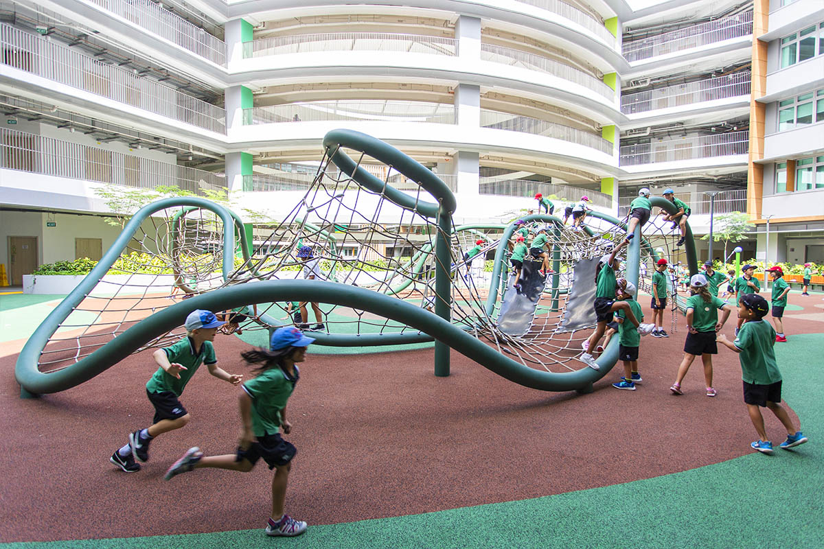 Berliner wave-shaped 'Shout' sculpture with planar nets, tunnels, and climbing rings for dynamic play experiences.