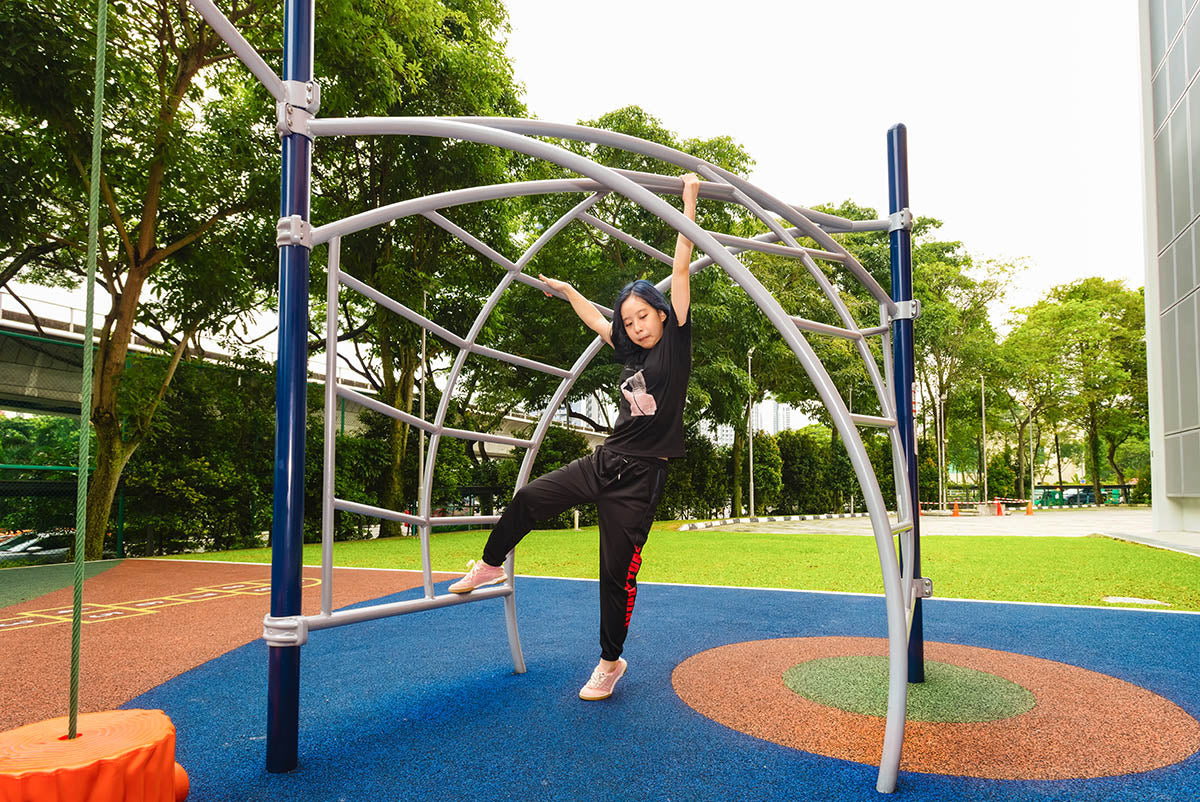 Playworld Crossover challenges upper body strength, boosting confidence and endurance through engaging play activities.