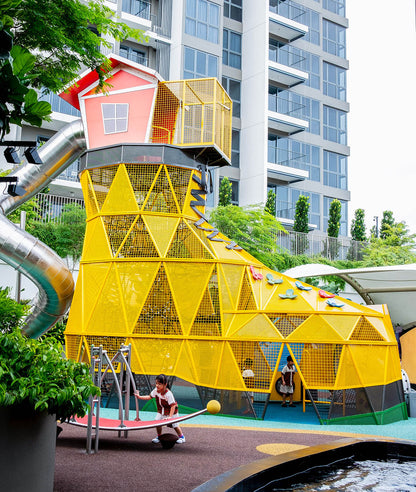 The shoe-shaped playground features a mesh design for sun protection and a large slide that offers children an exciting experience.