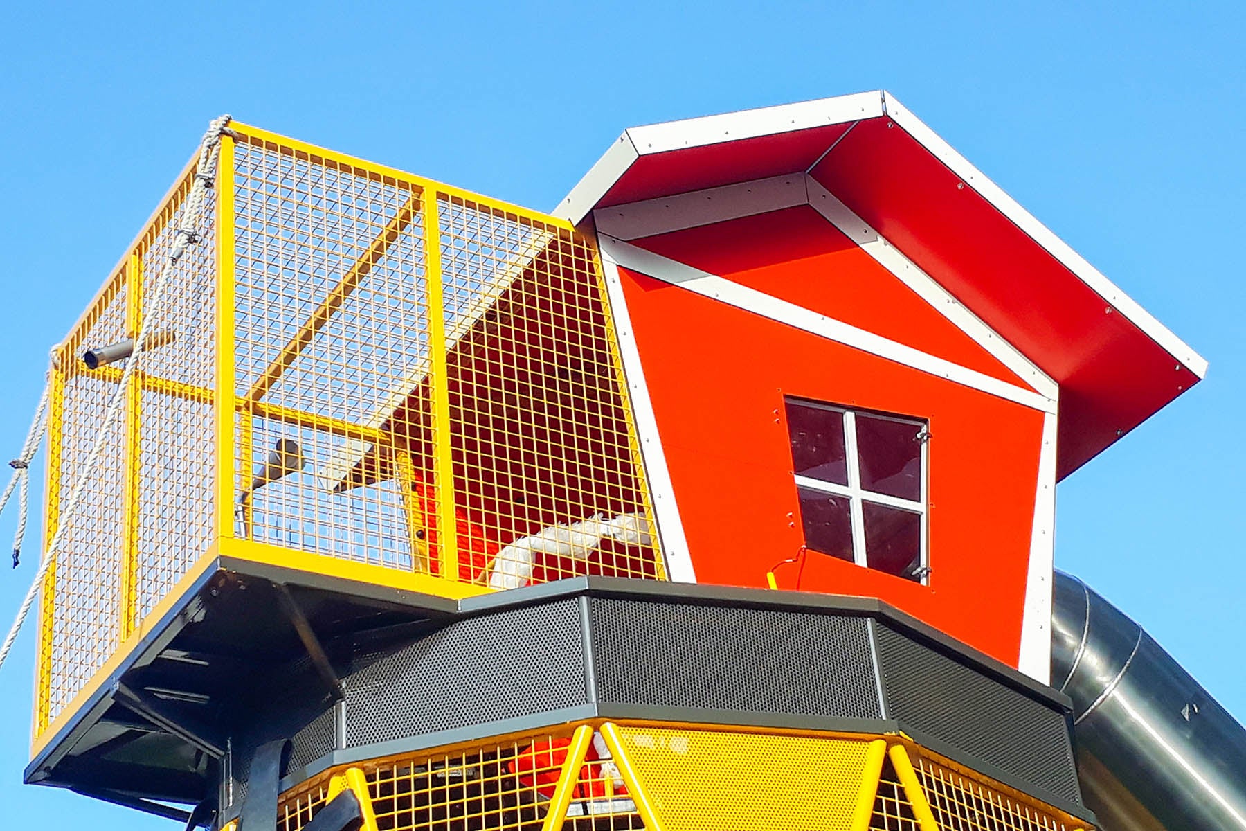 The unique house-shaped structure above allows children to look through and enjoy the scenery.