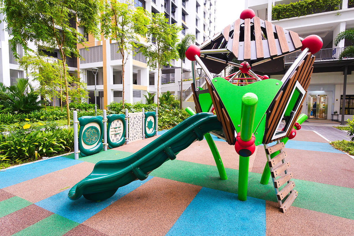 The Berliner treehouse playground with a slide offers children a fun and thrilling descent for active and imaginative play.