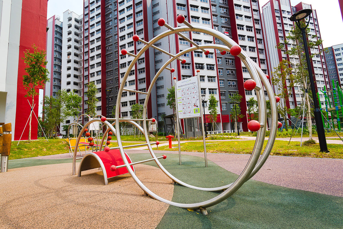 Stilum fitness station with sturdy bars and frames, designed for outdoor strength training and bodyweight exercises.