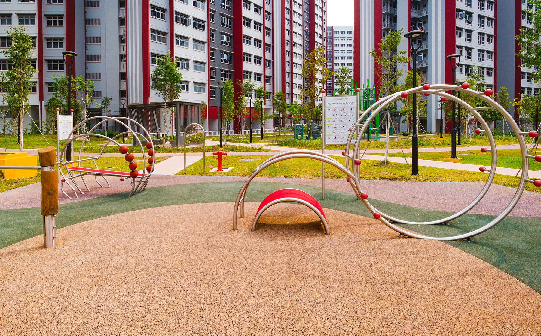 Stilum fitness station with sturdy bars and frames, designed for outdoor strength training and bodyweight exercises.